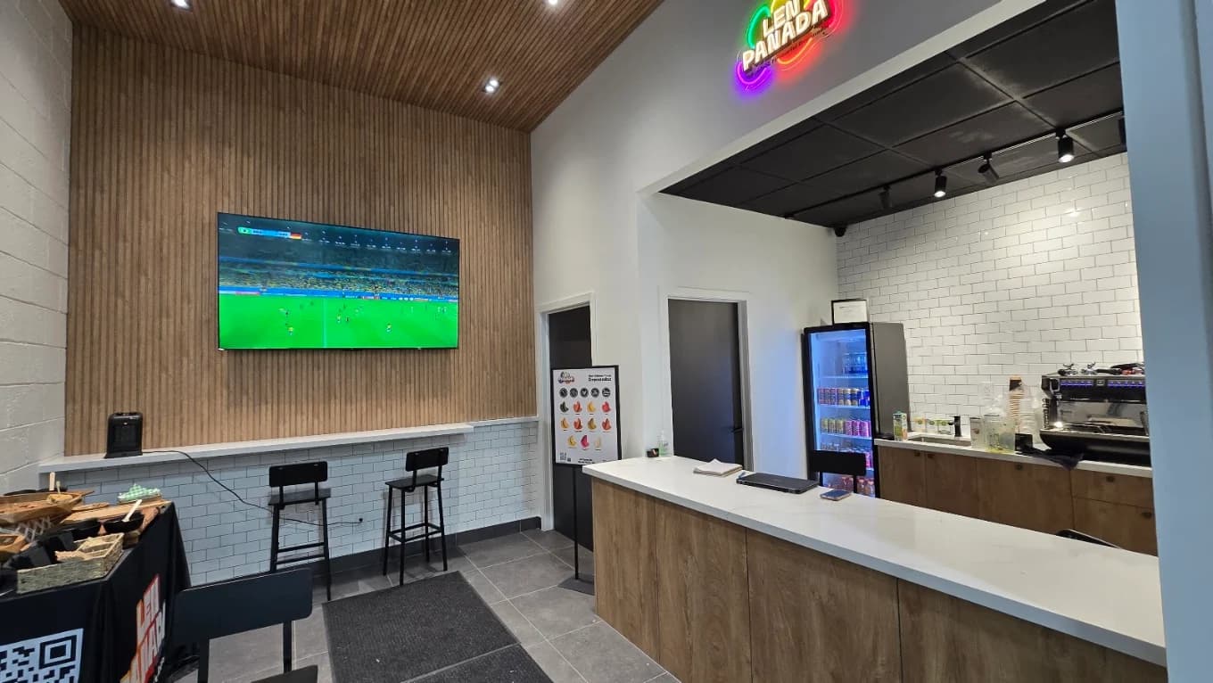 Foto real del mostrador de la cafetería Lenpanada